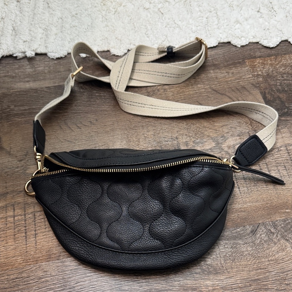 Universal Thread Black Textured Crossbody Bag